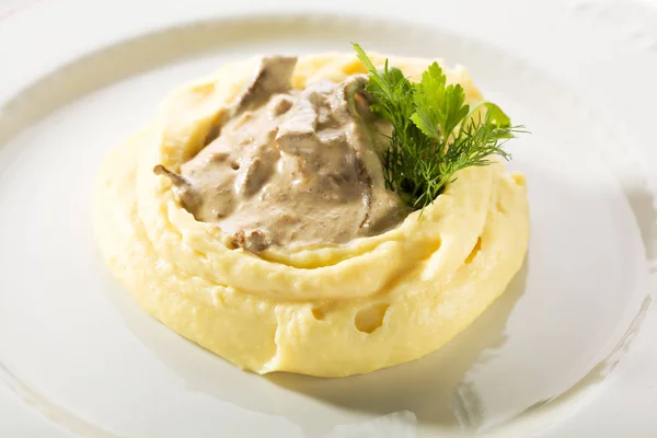 Rinderstroganoff mit Kartoffelpüree — Stockfoto