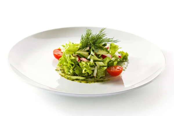 Салат из свежих овощей с соусом Песто — стоковое фото