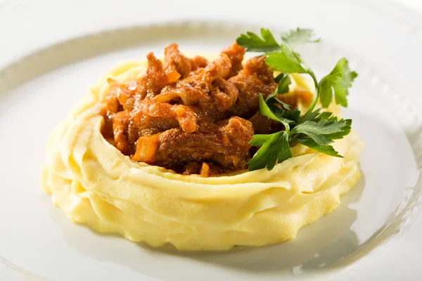 으깬된 감자와 함께 조 림된 고기 — 스톡 사진