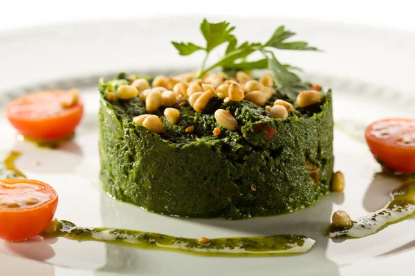 Spinach Garnish with Pesto Sauce and Tomato — Stock Photo, Image