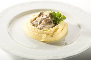 Sığır straganof patates püresi ile