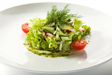 Pesto soslu taze sebze salatası