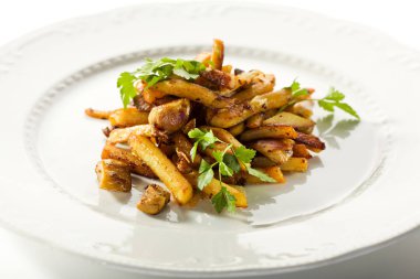 Pan kızarmış patates maydanoz ile giyinmiş