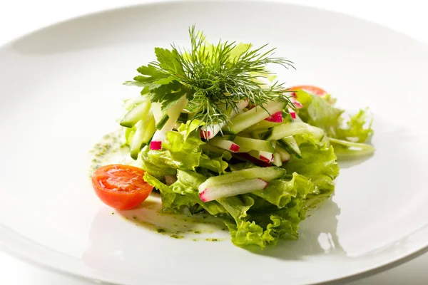 ペストソースをかけて、新鮮な野菜サラダ — ストック写真