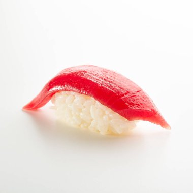 Tuna nigiri suşi