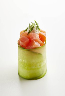 Somon ve avokado Gunkan