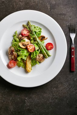 Sıcak tavuk karaciğer salata