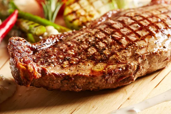 Gegrilltes Streifensteak — Stockfoto