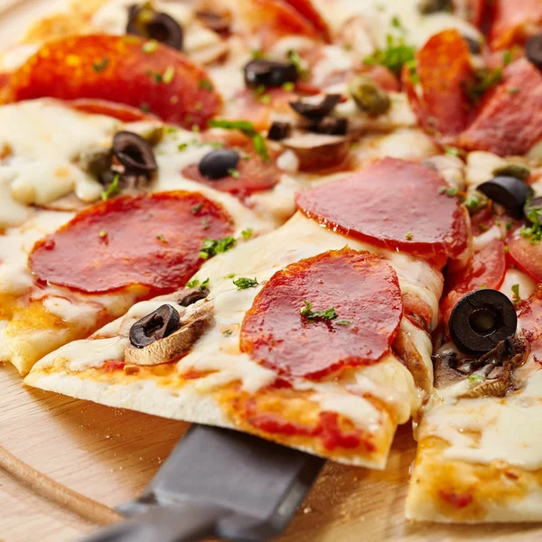 伝統的なイタリアのピザ - ピザ サラミ — ストック写真