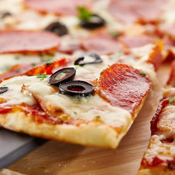 Traditionele Italiaanse Pizza - Pizza Salami — Stockfoto