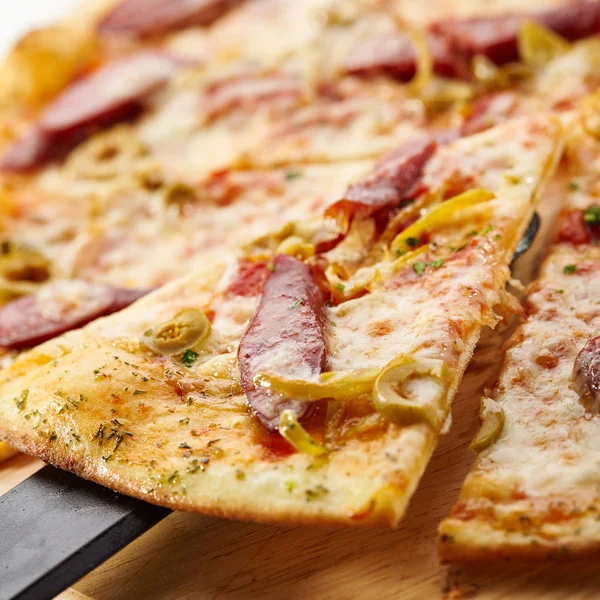 Pizza met worst, olijven en gouda — Stockfoto