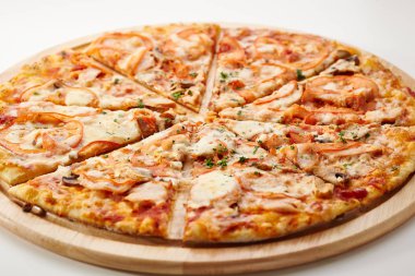 Pizza Mozzarella peyniri, jambon ve mantar ile