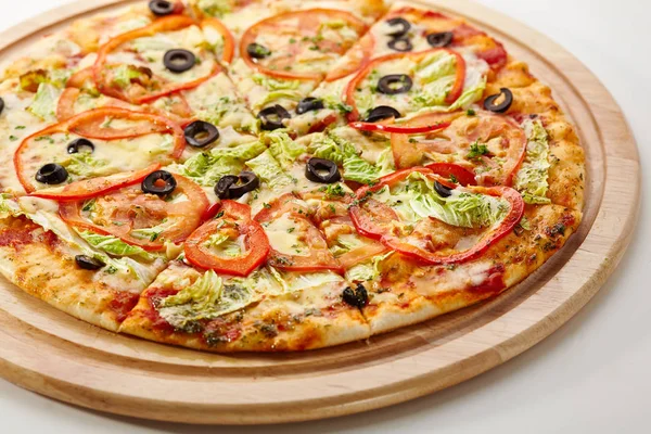 Pizza vegetariana - Pizza con mozzarella, sugo, pomodori e foglie di insalata — Foto Stock