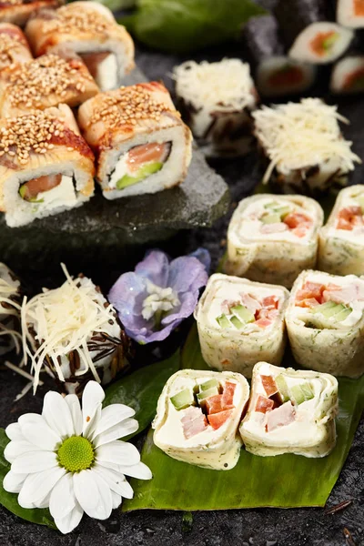 Conjunto de sushi japonês — Fotografia de Stock