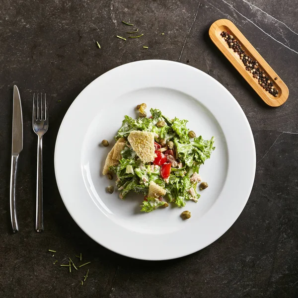 Tuna Salad with Tomato and Capers — Stock Photo, Image