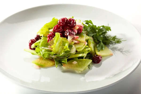 Salada verde fresca com rabanete e cereja — Fotografia de Stock