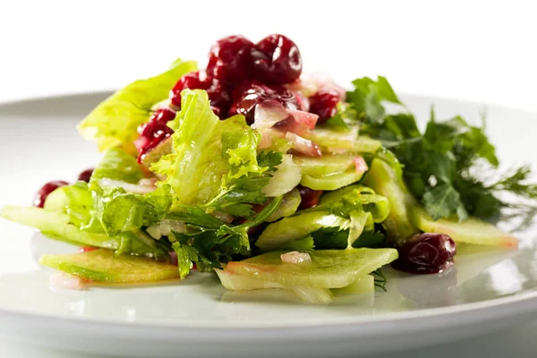 Salada verde fresca com rabanete e cereja — Fotografia de Stock