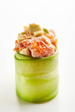 Somon ve avokado Gunkan