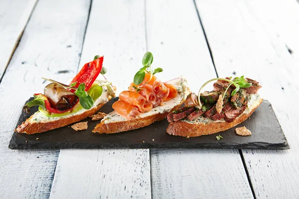 Delicioso vários Bruschetta — Fotografia de Stock