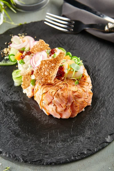 Deliciosa ensalada de salmón ahumado — Foto de Stock