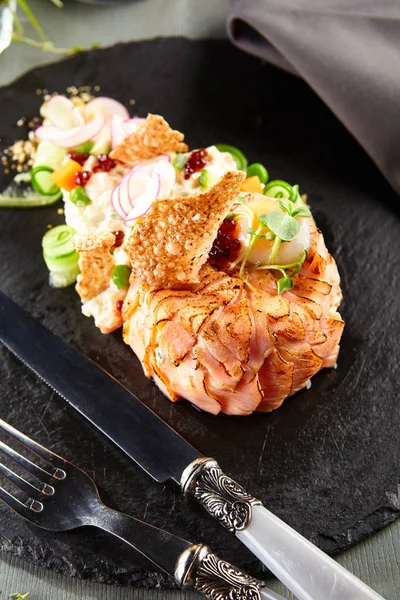 Deliziosa insalata di salmone affumicato — Foto Stock