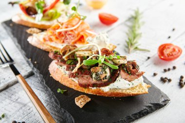 Lezzetli çeşitli Bruschetta