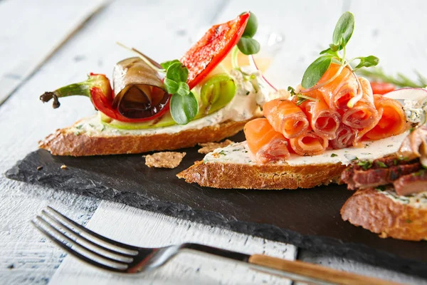 Lahodné různé Bruschetta — Stock fotografie