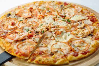 Pizza Mozzarella peyniri, jambon ve mantar ile