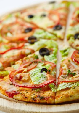 Pizza Mozzarella peyniri, sos, domates ve salata yaprakları
