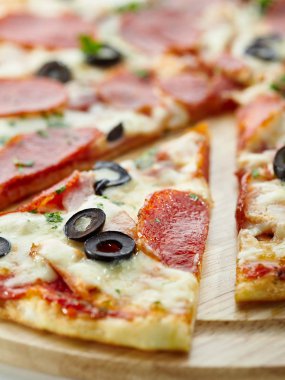 pizza mozzarella, salam, mantar, zeytin ve domates sosu ile yapılan