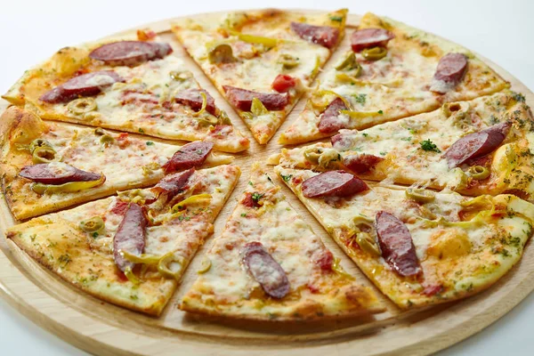 Pizza con Salsiccia, Olive e Gouda — Foto Stock