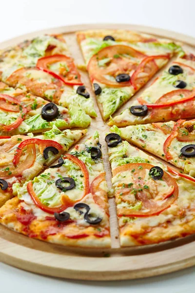Pizza con mozzarella, sugo, pomodori e foglie di insalata — Foto Stock