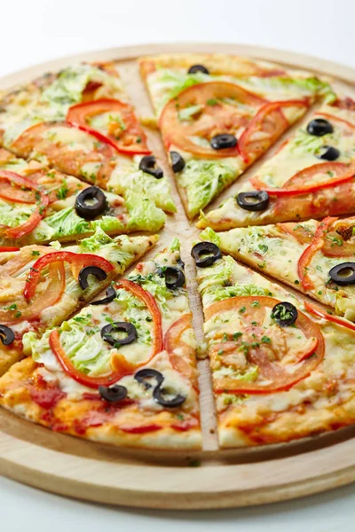 Pizza Mozzarella peyniri, sos, domates ve salata yaprakları