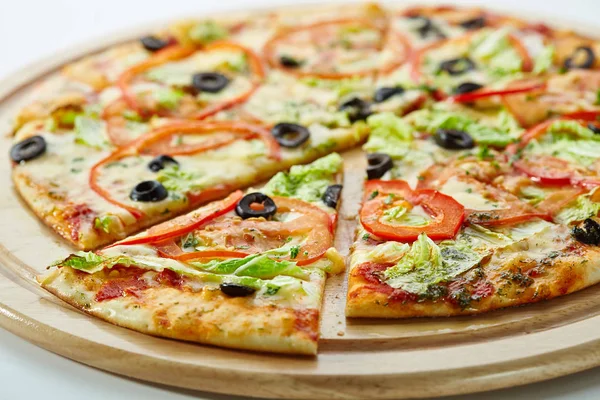 Pizza Mozzarella peyniri, sos, domates ve salata yaprakları — Stok fotoğraf