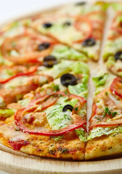 Pizza com mussarela, molho, tomate e folhas de salada — Fotografia de Stock