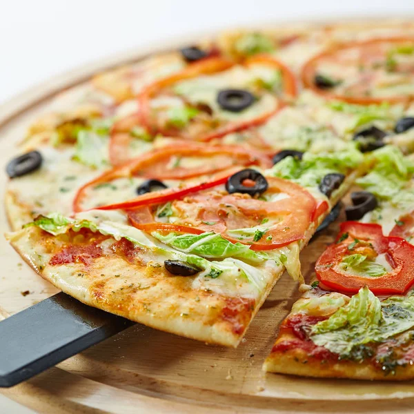 Pizza Mozzarella peyniri, sos, domates ve salata yaprakları — Stok fotoğraf