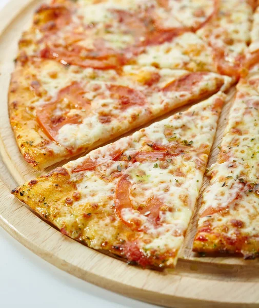 Pizza margherita z pomidorami, serem gauda i mozzarellą — Zdjęcie stockowe