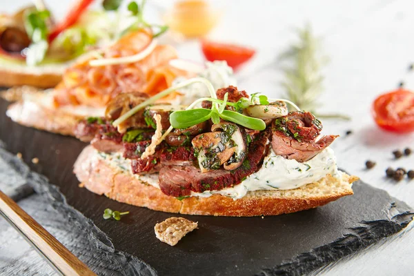 Lahodné různé Bruschetta — Stock fotografie