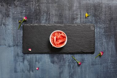 Çubuk koyu arka plan üzerinde siyah arduvaz levha