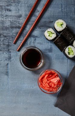 Cappamaki suşi rulo soya sosu ve zencefil ile üzerinde taş Backgr