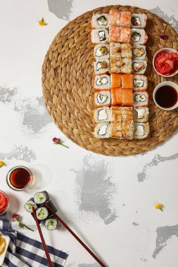 Japon suşi - Maki Sushi Roll, soya sosu ve zencefil ov ayarla