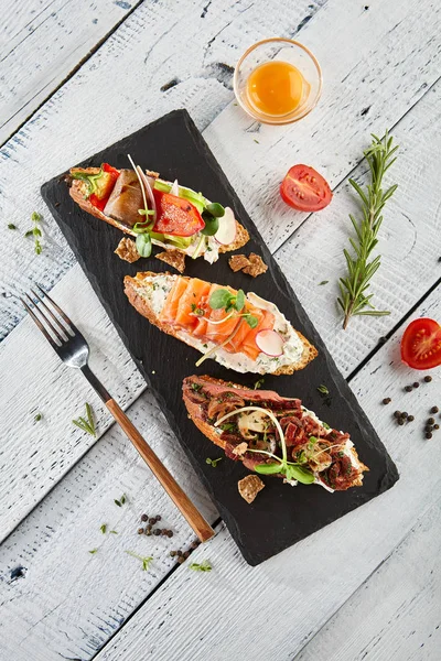 Lahodné různé Bruschetta — Stock fotografie