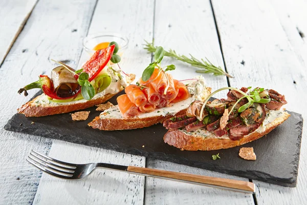 Lahodné různé Bruschetta — Stock fotografie