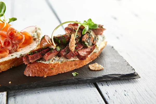 Lahodné různé Bruschetta — Stock fotografie