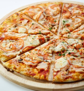 Pizza Mozzarella peyniri, jambon ve mantar ile
