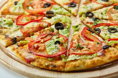 Pizza Mozzarella peyniri, sos, domates ve salata yaprakları