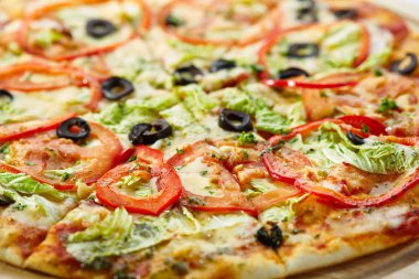 Pizza Mozzarella peyniri, sos, domates ve salata yaprakları