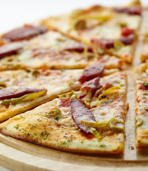 Pizza mit Wurst, Oliven und Gouda — Stockfoto