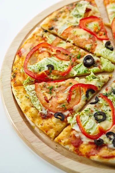 Pizza com mussarela, molho, tomate e folhas de salada — Fotografia de Stock