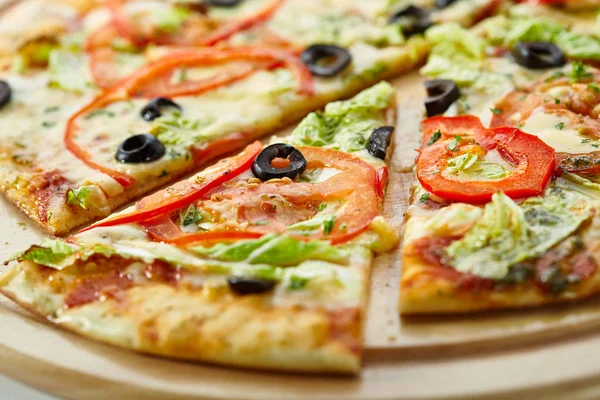 Pizza con Mozzarella, Salsa, Tomates y Hojas de Ensalada — Foto de Stock